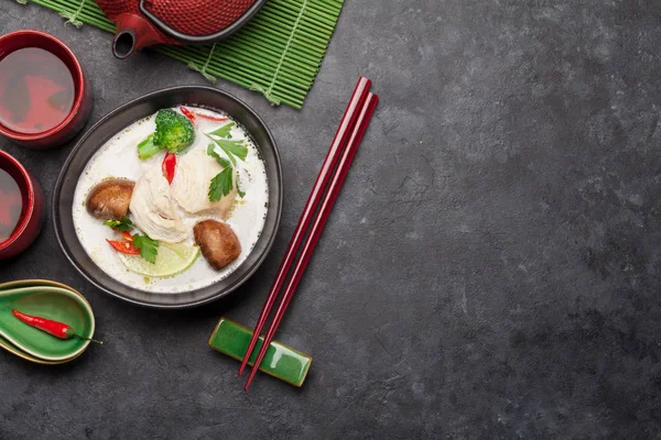 Sopa Tailandesa Tradicional Tom Kha Com Frango Cogumelos Leite Coco — Fotografia de Stock