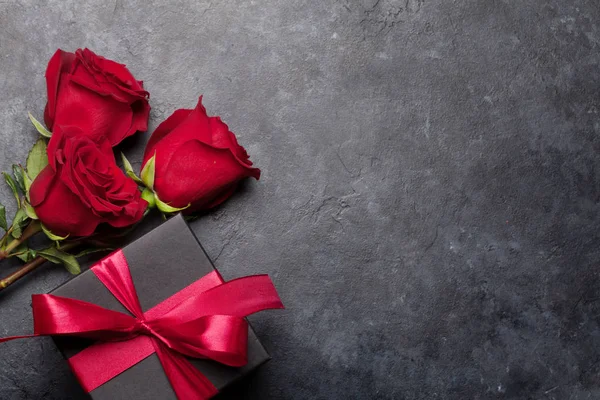 Dia Dos Namorados Cartão Saudação Com Flores Rosa Caixa Presente — Fotografia de Stock