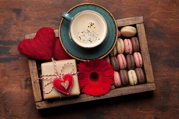 Valentijnsdag Wenskaart Met Koffiebeker Koekjes Geschenkdoos Houten Achtergrond Bovenaanzicht Vlak — Stockfoto