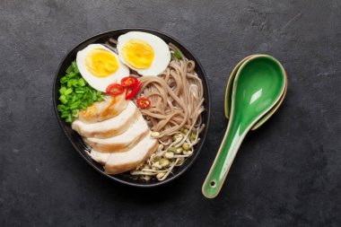 Tavuk, sebze ve yumurtalı Asya erişteli ramen çorbası. Üst görünüm düzlüğü