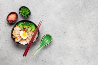 Tavuk, sebze ve yumurtalı Asya erişteli ramen çorbası. Üst görünüm düzlüğü kopyalama alanı ile yatıyordu