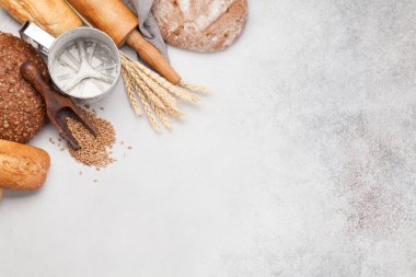 Buğdaylı, unlu ve taş masada pişirme aletli çeşitli ekmekler. Üst görünüm düzlüğü kopyalama alanı ile yatıyordu