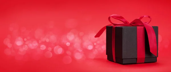 Valentinstag Grußkarte Mit Geschenkbox Vor Rotem Hintergrund Mit Platz Für — Stockfoto