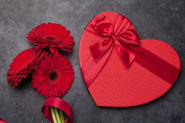 Dia Dos Namorados Cartão Saudação Com Flores Gerbera Caixa Presente — Fotografia de Stock