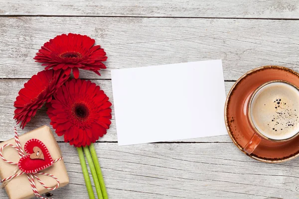 Valentijnsdag Wenskaart Met Gerbera Bloemen Koffiebeker Geschenkdoos Houten Achtergrond Bovenaanzicht — Stockfoto