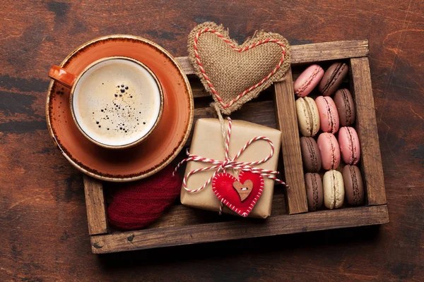 木製の背景にコーヒーカップ クッキー ギフトボックス付きバレンタインデーグリーティングカード 最上階平面 — ストック写真