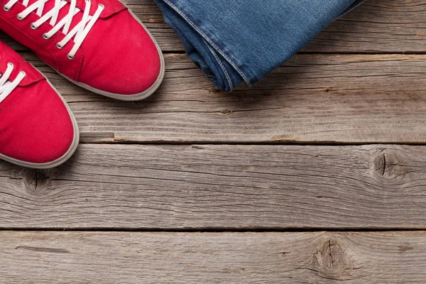 Vêtements Accessoires Baskets Jeans Tenue Urbaine Pour Des Vacances Quotidiennes — Photo