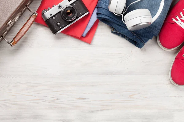 Koffer Camera Kleding Reisaccessoires Sneakers Jeans Koptelefoon Camera Toeristische Vakantie — Stockfoto