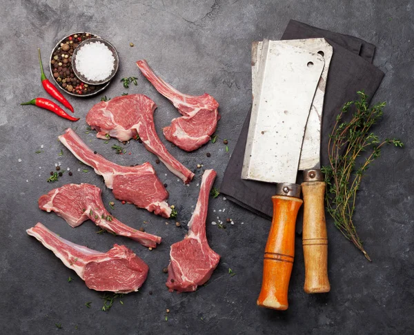 Lamsribben Aan Het Koken Rauw Lamsvlees Met Specerijen Specerijen Bovenaanzicht — Stockfoto