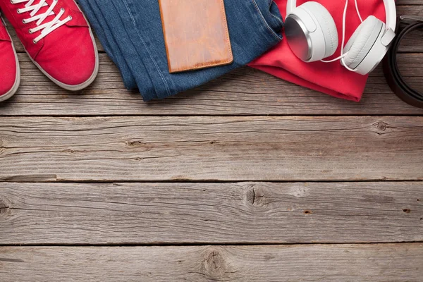 Vêtements Accessoires Baskets Jeans Écouteurs Tenue Urbaine Pour Des Vacances — Photo