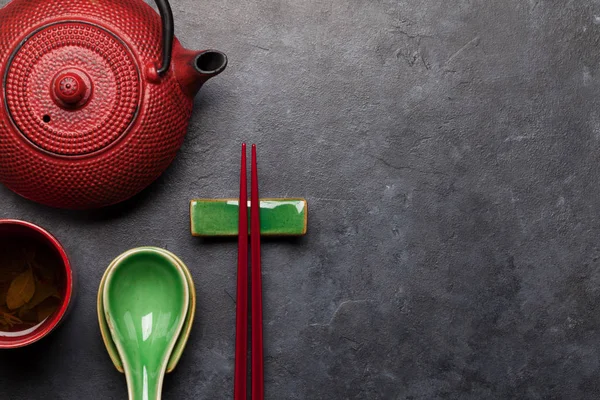 日本茶 汤匙和筷子放在石桌上 亚洲食品概念 带有复制空间的顶视图平面布局 — 图库照片
