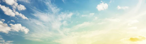 Глубокое Голубое Небо Живописными Облаками Широкая Панорама Заката — стоковое фото
