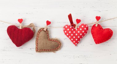 Sevgililer Günü tebrik kartı, ahşap duvarın önünde el yapımı kalpler ve selamlarınız için fotokopi alanı.