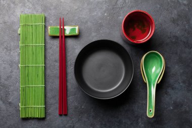 Japon çayı, boş tabak ve yemek çubukları. Asya yemekleri konsepti. Üst görünüm düzlüğü kopyalama alanı ile yatıyordu