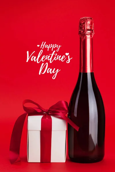 Caja Regalo San Valentín Botella Champán Sobre Fondo Rojo Con — Foto de Stock