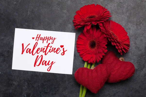 Walentynki Kartka Życzeniami Kwiatów Gerbery Ręcznie Robionych Serc Kamiennym Tle — Zdjęcie stockowe