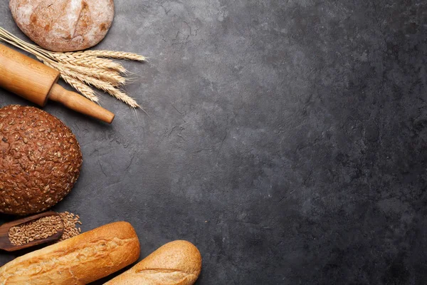 Verschiedenes Brot Mit Weizen Mehl Und Kochutensilien Auf Steintisch Draufsicht — Stockfoto