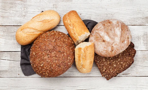 Tahta Masada Çeşitli Ekmekler Üst Görünüm Düzlüğü — Stok fotoğraf
