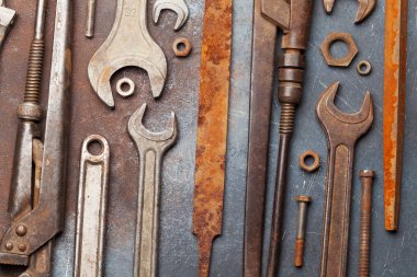 Taş zemin üzerinde Vintage eski araçlar. Üst görünüm yakın çekim. Düz yatıyordu