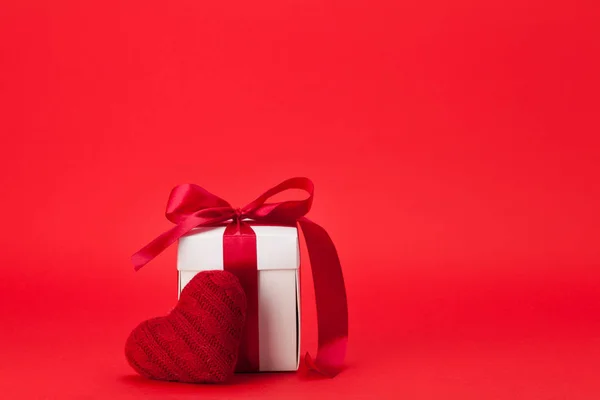 Valentinstag Geschenk Box Über Rotem Hintergrund Mit Kopierplatz Für Ihre — Stockfoto