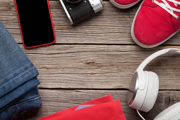 Giysiler Aksesuarlar Spor Ayakkabı Kot Pantolon Kulaklık Akıllı Telefon Her — Stok fotoğraf