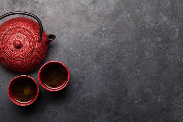 日本茶放在茶壶里 杯子放在石桌上 亚洲食品概念 带有复制空间的顶视图平面布局 — 图库照片