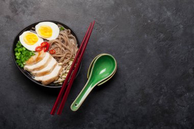 Tavuk, sebze ve yumurtalı Asya erişteli ramen çorbası. Üst görünüm düzlüğü kopyalama alanı ile yatıyordu