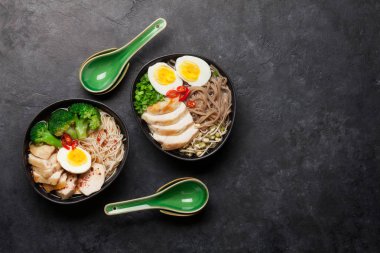 Tavuk, sebze ve yumurtalı Asya erişteli ramen çorbası. Üst görünüm düzlüğü kopyalama alanı ile yatıyordu