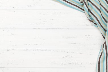 Yemek tarifiniz veya menünüz için masa örtüsü ve yeri olan mutfak masası. Üst görünüm düzlüğü