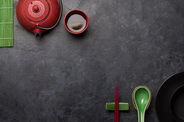 日本茶和餐具放在石桌上 亚洲食品概念 带有复制空间的顶视图平面布局 — 图库照片