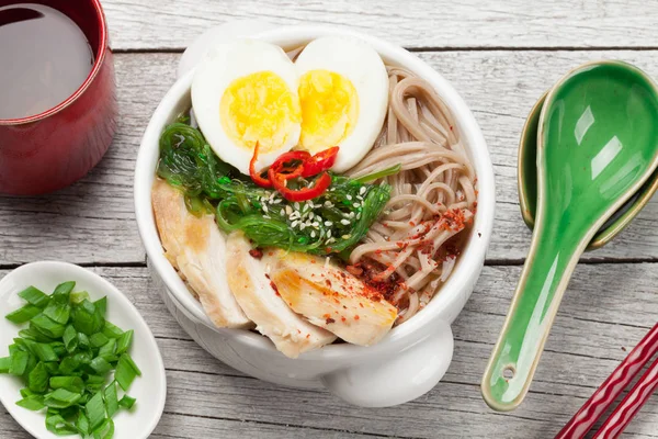 Sopa Ramen Macarrão Asiático Com Frango Legumes Ovos Chá Ervas — Fotografia de Stock