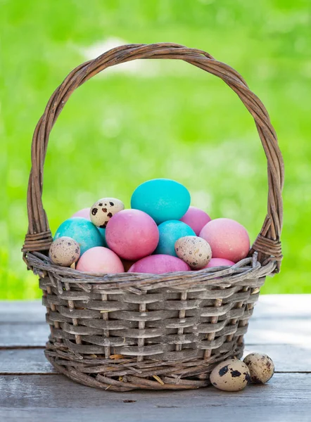 Cesto Uova Pasqua Giardino Erba Verde Con Spazio Vostri Saluti — Foto Stock