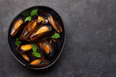 Domates soslu midyeler ve fesleğen yaprakları. Üst görünüm düzlüğü kopyalama alanı ile yatıyordu