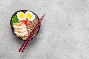 Tavuk, sebze ve yumurtalı Asya erişteli ramen çorbası. Üst görünüm düzlüğü kopyalama alanı ile yatıyordu