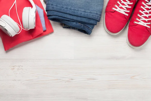 Kleding Accessoires Sneakers Jeans Koptelefoon Stedelijke Outfit Voor Alledaagse Reis — Stockfoto