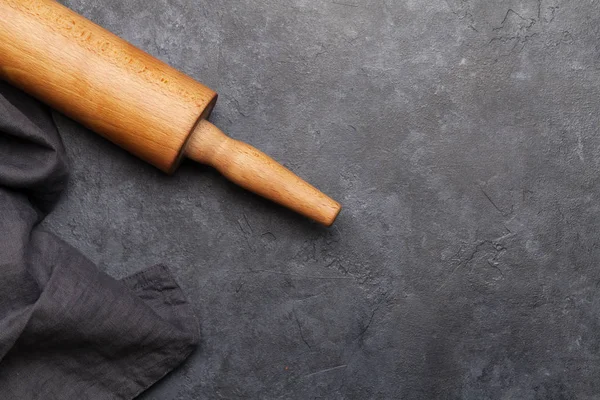 Rolling Pin Gereedschap Stenen Tafel Zelfgemaakt Kookconcept Bovenaanzicht Plat Lag — Stockfoto