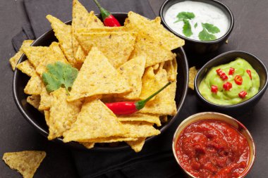 Çeşitli soslu Meksika cipsi - guacamole, salsa, peynir ve ekşi krema