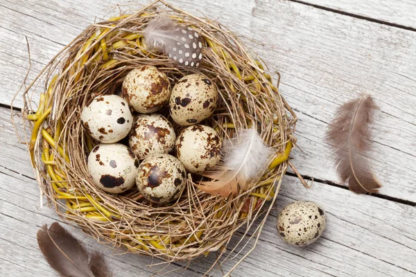 Pasen Wenskaart Met Kwarteleitjes Nest Houten Achtergrond Bovenaanzicht Vlak Lay — Stockfoto