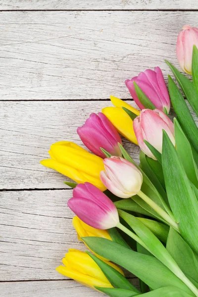 Cartão Saudação Páscoa Com Flores Tulipa Primavera Sobre Fundo Madeira — Fotografia de Stock