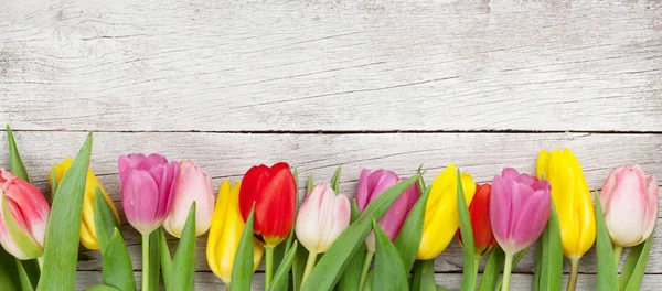 Wielkanocna Kartka Wiosennymi Kwiatami Tulipanów Drewnianym Tle Widok Góry Płaski — Zdjęcie stockowe