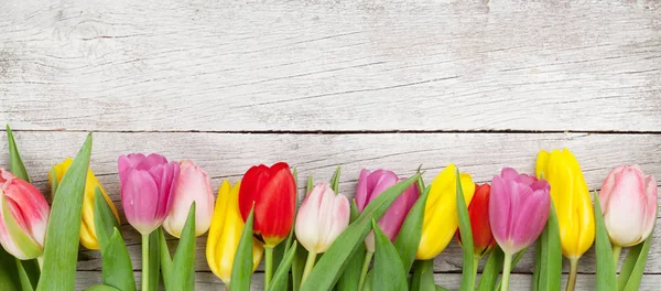 Cartão Saudação Páscoa Com Flores Tulipa Primavera Sobre Fundo Madeira — Fotografia de Stock