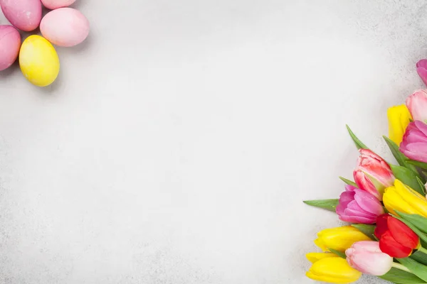 Carte Vœux Pâques Avec Œufs Pâques Fleurs Tulipes Sur Fond — Photo