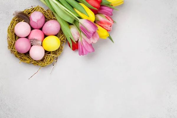 Cartão Páscoa Com Ovos Páscoa Flores Tulipa Sobre Fundo Pedra — Fotografia de Stock