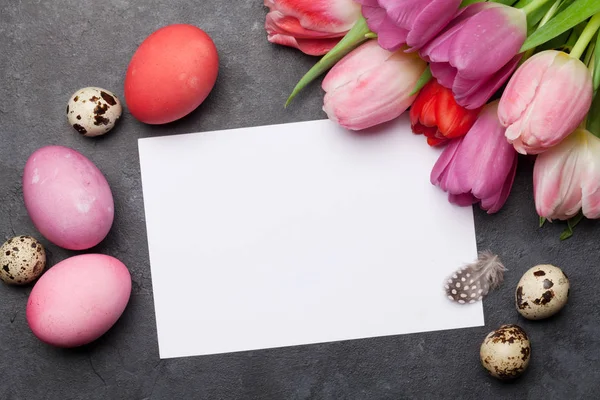 复活节贺卡 上面有复活节彩蛋和郁金香花 带有复制空间的顶视图平面布局 — 图库照片