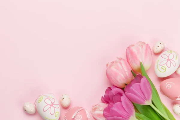 Velikonoční Přání Velikonočními Vejci Tulipánovými Květy Růžovém Pozadí Horní Pohled — Stock fotografie
