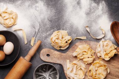 Taş masada ev yapımı makarna. Kopyalama alanı olan üst görünüm. Düz yatıyordu