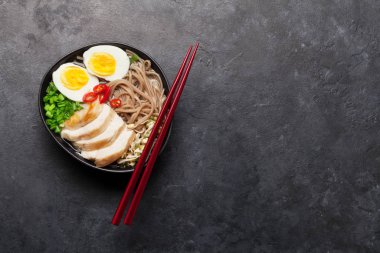 Tavuk, sebze ve yumurtalı Asya erişteli ramen çorbası. Üst görünüm düzlüğü kopyalama alanı ile yatıyordu