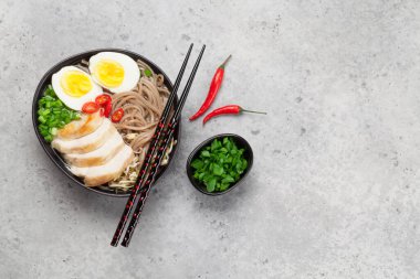 Tavuk, sebze ve yumurtalı Asya erişteli ramen çorbası. Üst görünüm düzlüğü kopyalama alanı ile yatıyordu