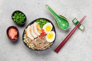 Tavuk, sebze ve yumurtalı Asya erişteli ramen çorbası. Üst görünüm düzlüğü