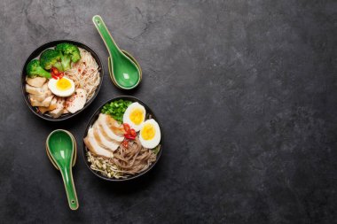 Tavuk, sebze ve yumurtalı Asya erişteli ramen çorbası. Üst görünüm düzlüğü kopyalama alanı ile yatıyordu